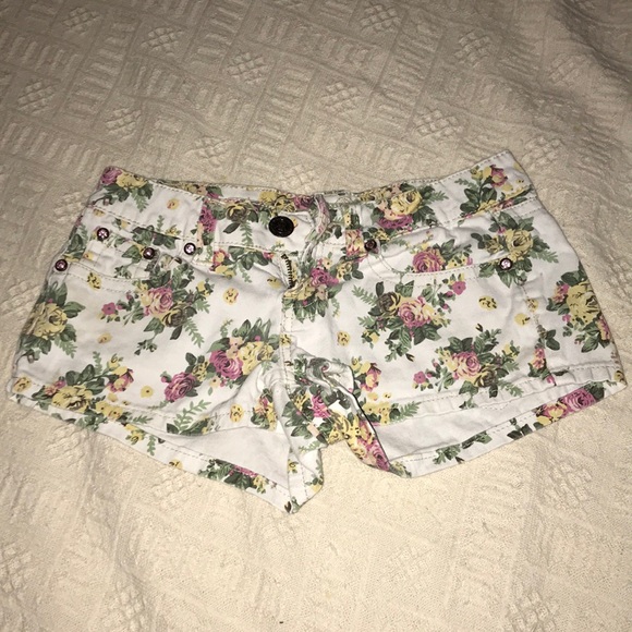 Request Jeans Floral Shorts - Picture 2 of 2